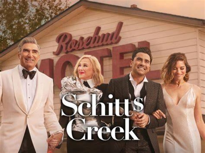 11 Amazing Bodies of Schitt's Creek Stars  — Celebwell