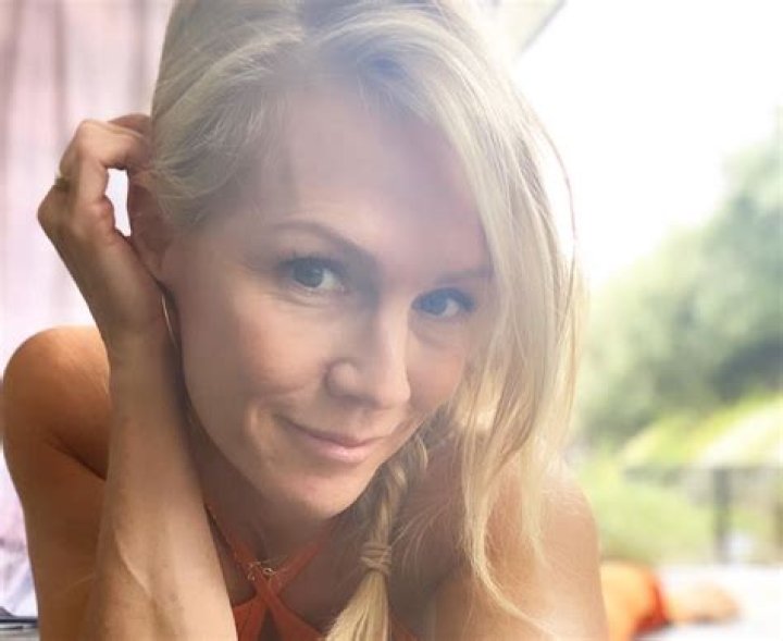 ’90s Icon Jennie Garth Shares Swimsuit Photo From Malibu Beach