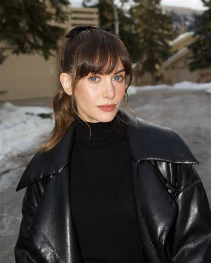 Alison Brie Biography - Facts, Childhood, Family Life Achievements