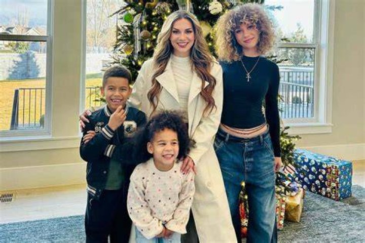 Allison Holker Biography - Facts, Childhood, Family Life & Achievements