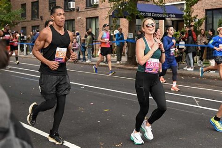 Amy Robach in Running Gear Trains With TJ Holmes for Marathon