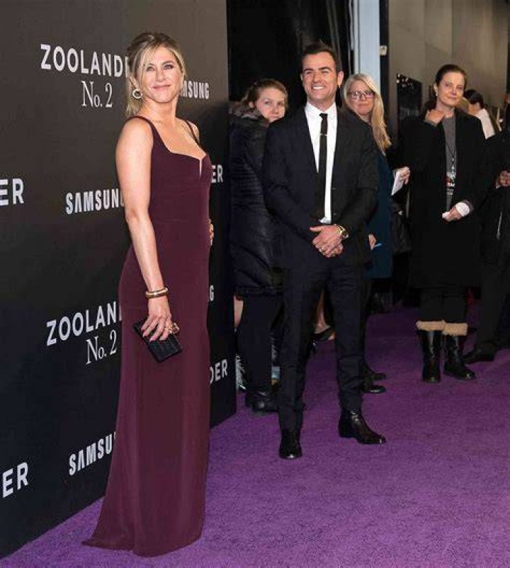 Are Jennifer Aniston And Justin Theroux Hooking Up?