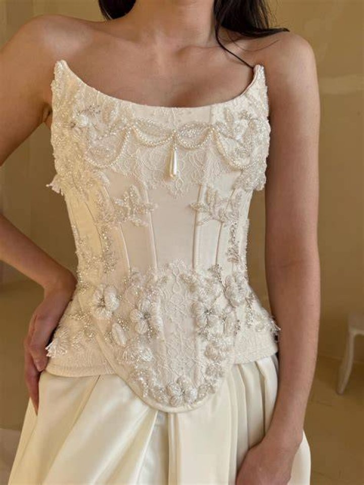 Ariel Winter Drives Fans Wild With Selfie Showing Off Toned Abs In White Lacy Corset