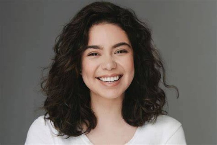 Auli’i Cravalho Wiki, Boyfriend, Age, Net worth, Height & Parents