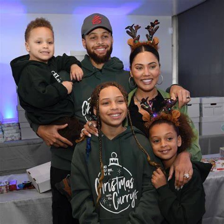 Ayesha And Steph Curry Pose With Their 3 Kids In Their Most Adorable Family Picture Yet – Check It Out!