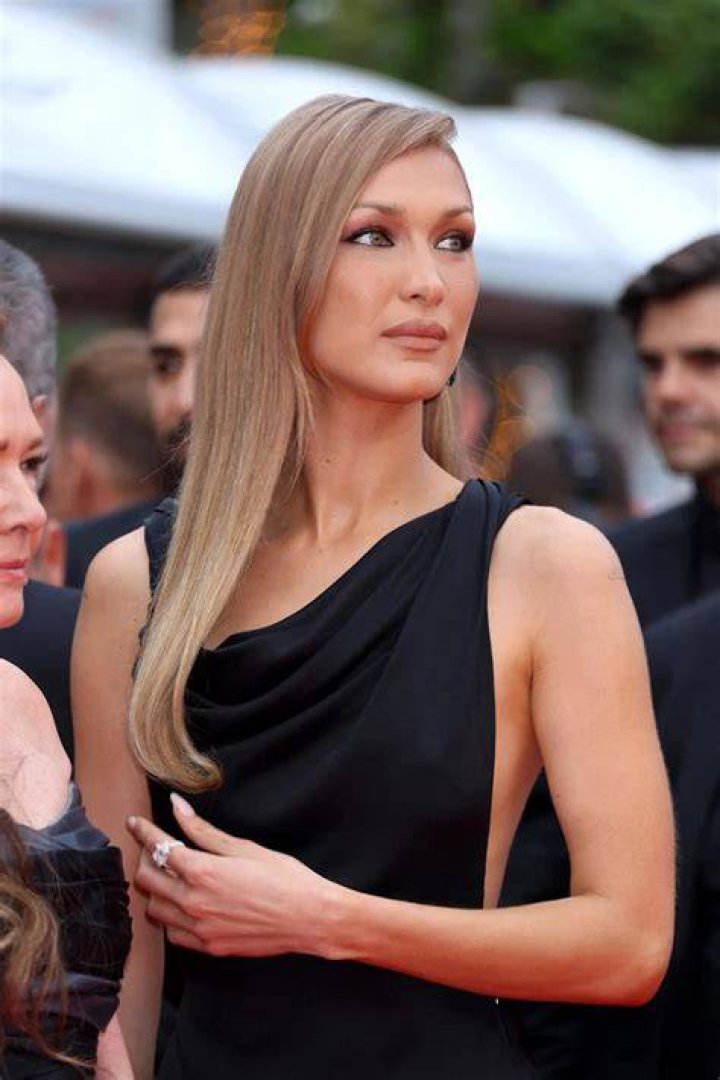 Bella Hadid showed a photo in a ‘naked’ Mugler dress with slits