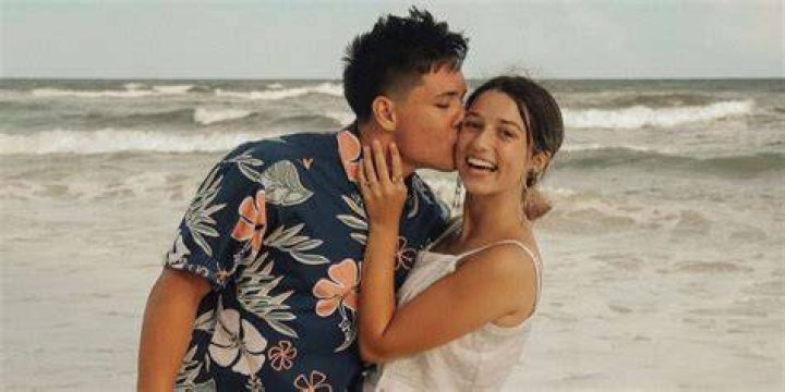 Bella Robertson Addresses Criticism Over Getting Married At 18!