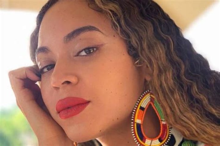 Beyonce Gets Dragged Because She Does Not Have A Fancy Phone Like Kim Kardashian To Take Pictures