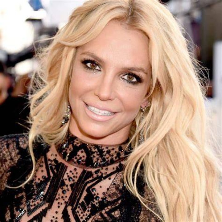 Britney Spears Fans Slam Her For Photoshopping Pic To Make Her Waist Look Smaller