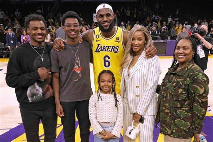 Bronny James Age, height, girlfriend, parents, NBA ranking, stats, salary, net worth