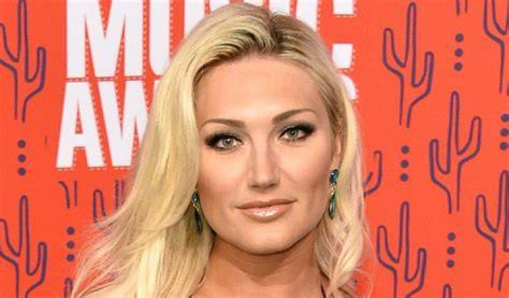 Brooke Hogan in Bathing Suit is "Beautiful" — Celebwell