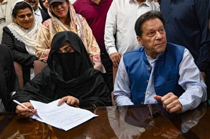 Bushra Maneka (Bushra Bibi) – Bio, Facts, Family Life of Imran Khan’s Wife