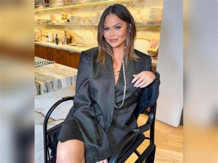 Chrissy Teigen Has Been Sober For 1 Year; Celebrates On Instagram