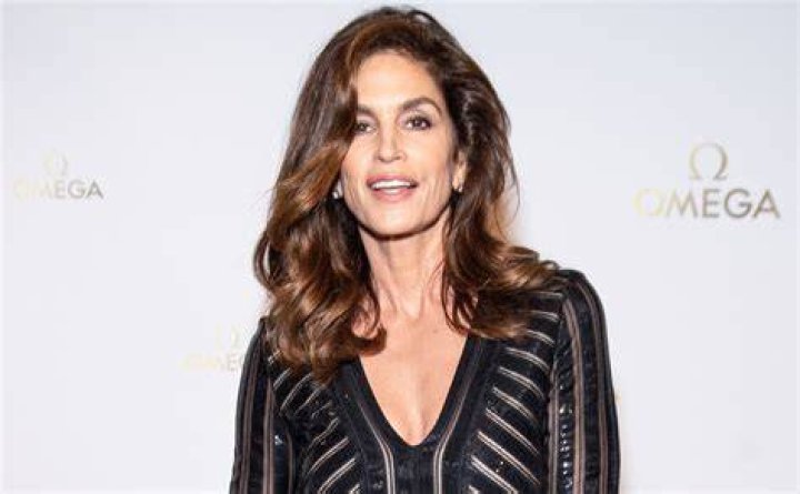 Cindy Crawford in Bathing Suit Makes 56 Look Like 36 — Celebwell