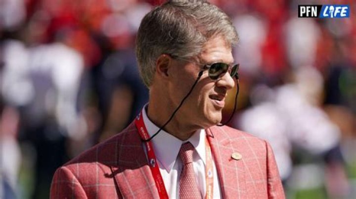Clark Hunt salary and net worth