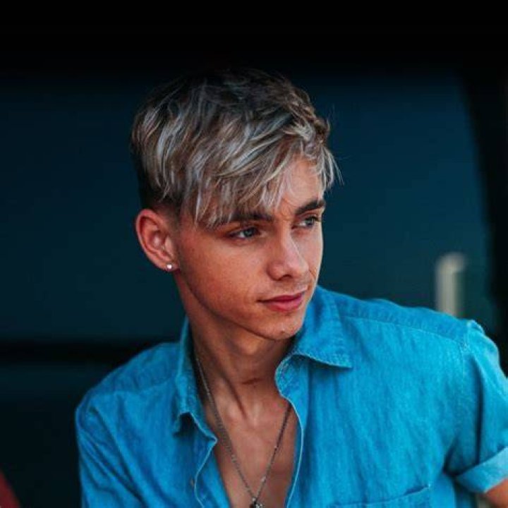 Corbyn Besson – Bio, Facts, Family Life of Pop Singer