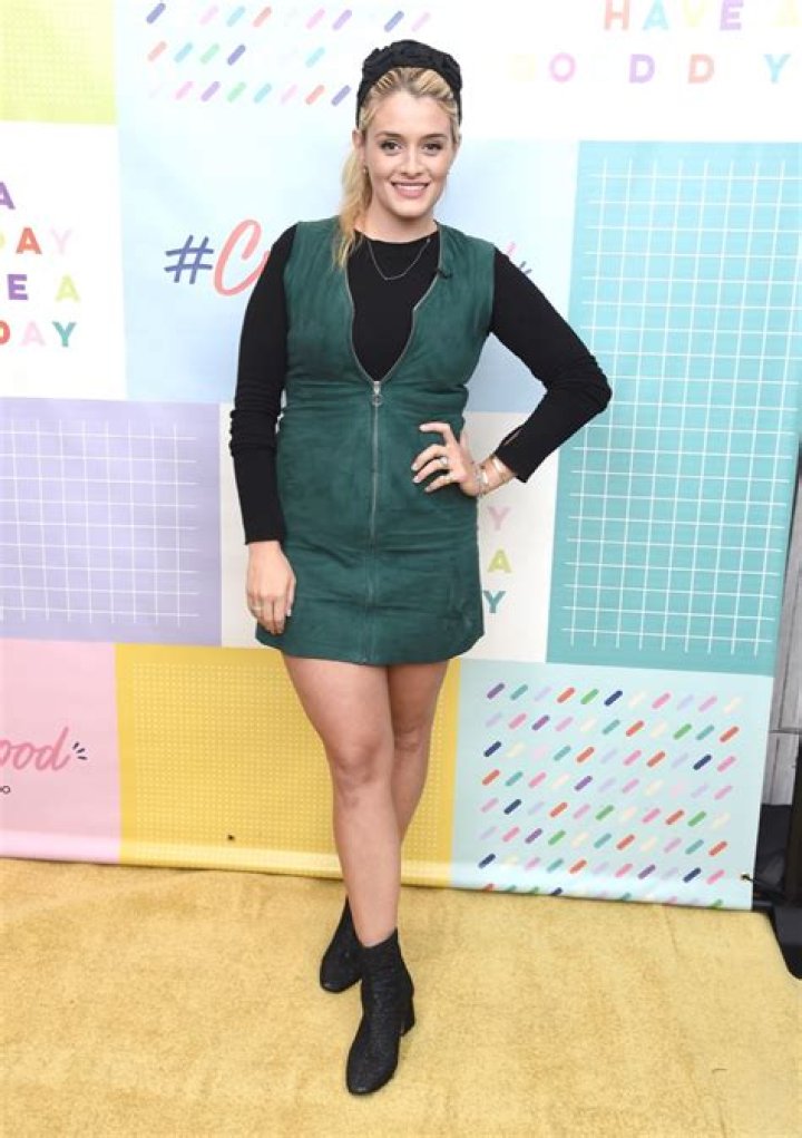 Daphne Oz in Bathing Suit Makes Her "New Fave Pizza" — Celebwell