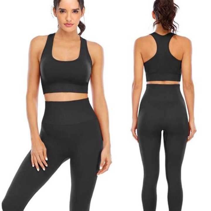 Davina Potratz in Two-Piece Workout Gear Says "Ask Me Something"