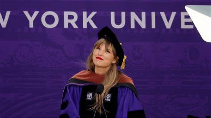 Did Taylor Swift go to college?