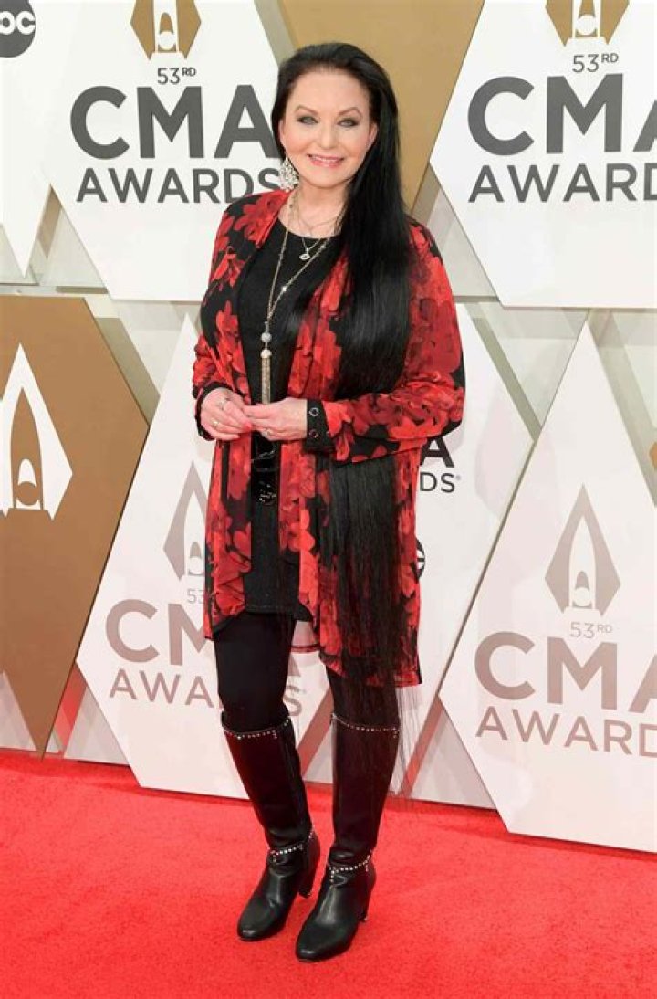Does Crystal Gayle still have her long hair?