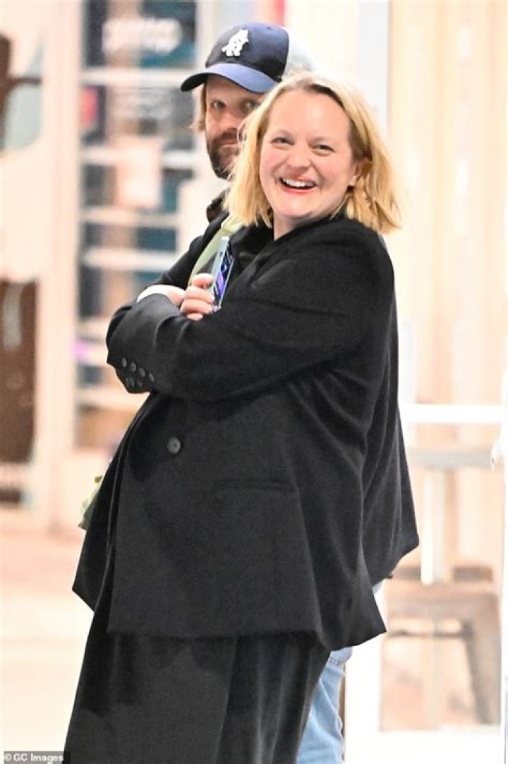 Does Elizabeth Moss have a child?