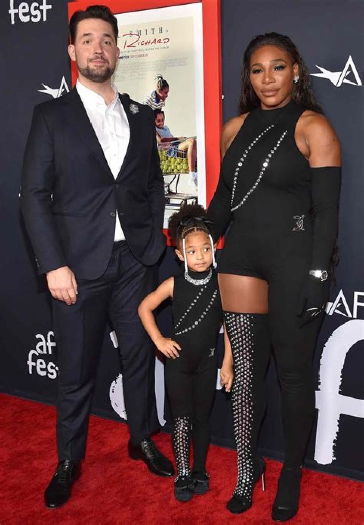 Does Serena Williams have a private jet? How many cars does Serena Williams have?