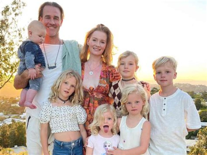 Donny van de Beek family, wife, children, parents, siblings