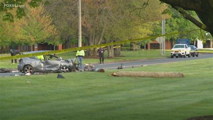Dylan Houghton Dies in a fatal car crash.