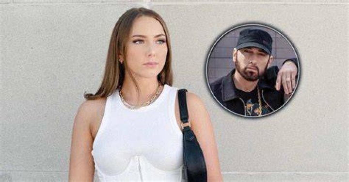Eminem’s Daughter Hailie Shows Off Her Incredible Abs In Crop Top