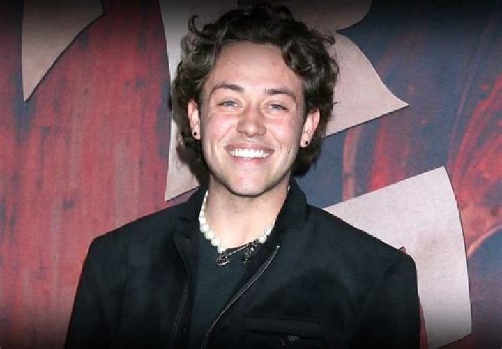 Ethan Cutkosky Biography - Facts, Childhood, Family Life & Achievements