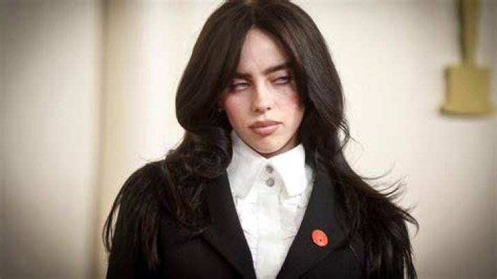 Fans Vote And Decide That Billie Eilish’s New James Bond Theme Song Is Better Than New Justin Bieber Album