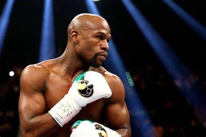 Floyd Mayweather Jr. Shows Up At Nightclub With No Facemask – Some People Are Outraged And Others Not So Much