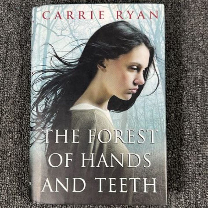 Game Of Thrones Starlet Maisie Williams Circling Zombie YA Film The Forest Of Hands And Teeth