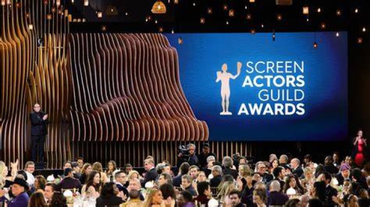 How do actors earn their SAG cards?