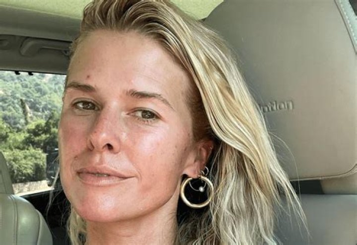 How I Met Your Mother Star Sarah Wright Olsen Shares Swimsuit Photo