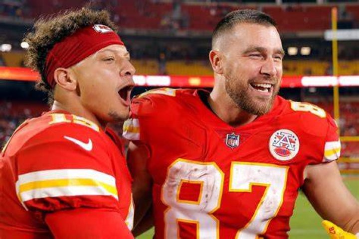 How much does Pat Mahomes weigh?
