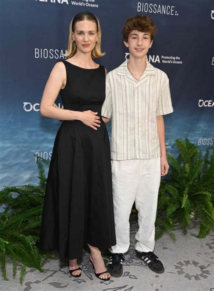 
How Much Money Does January Jones Make? Latest Income Salary
