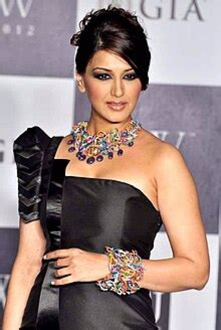 
How Much Money Does Sonali Bendre Make? Latest Income Salary
