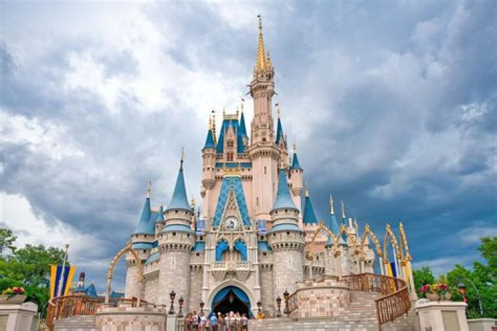 How tall is the castle at Disney World? – Celebrity