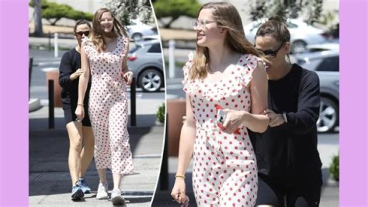 How tall is Violet? – Celebrity