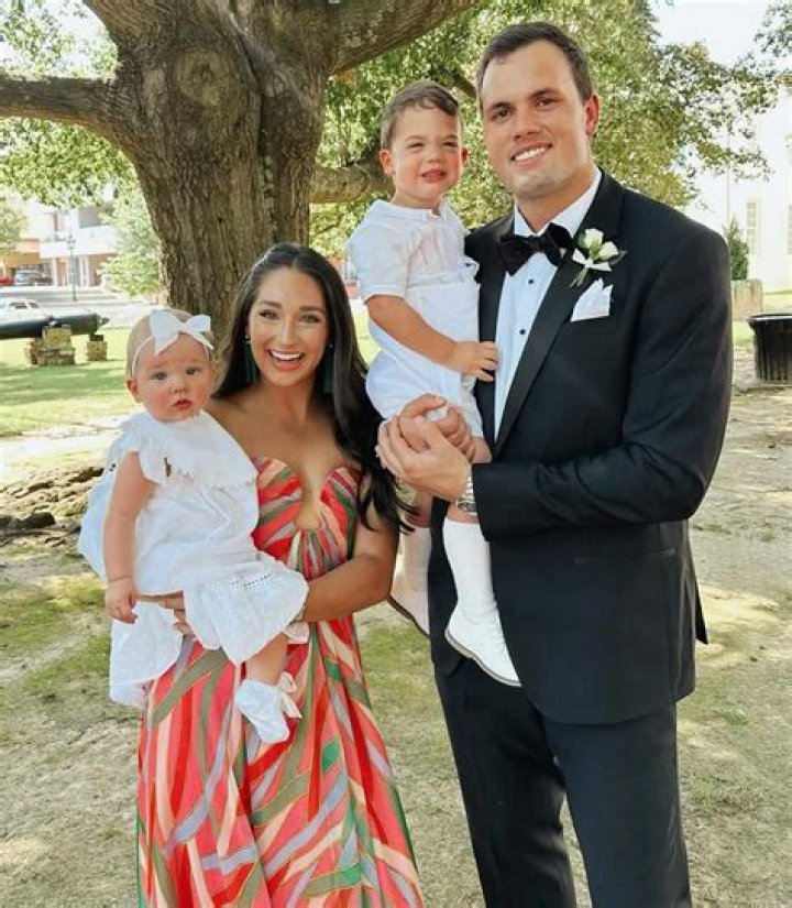 Hunter Henry family, wife, children, parents, siblings
