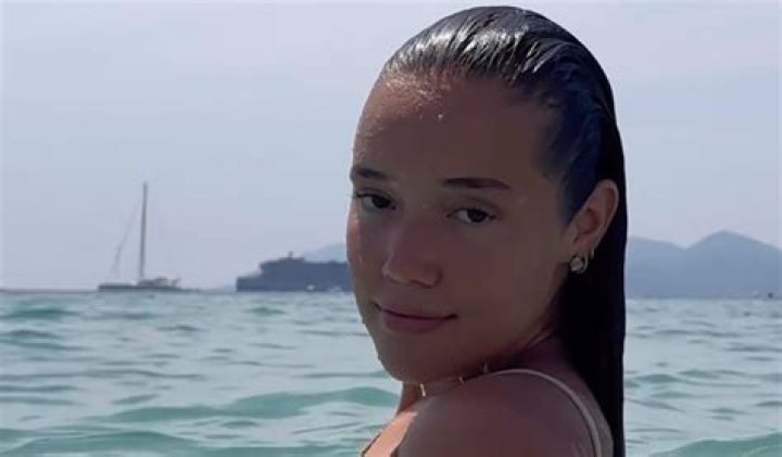 Influencer Olivia Ponton Shares Swimsuit Photo of "Me 4 Me" Time