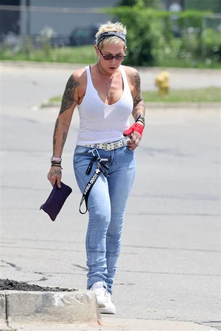 Is Kim Crawford a woman? – Celebrity