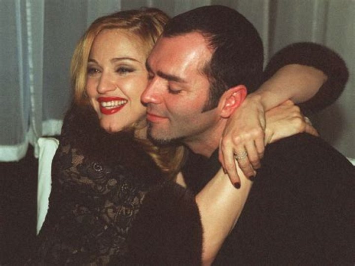 Is Madonna close to her siblings?
