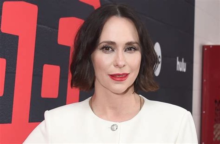 Jennifer Love Hewitt in Workout Gear Talks to the "Strong, Silent Type"