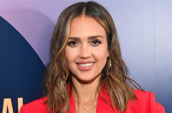 Jessica Alba in Two-Piece Workout Gear Just Shared "Morning Sweat" Workout