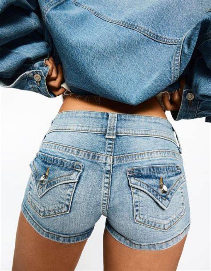 Julia Roberts in denim mini shorts boasted a toned figure