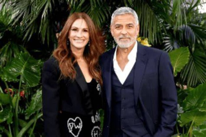Julia Roberts Is Wearing A Gown Adorned With The Initials Of Her Spouse And Kids