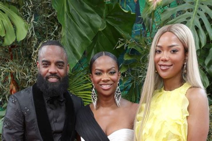 Kandi Burruss Shows Fans The ‘Threesome’ They Were All Waiting For