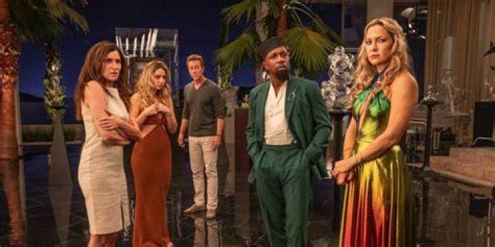 Kate Hudson abstained from alcohol before shooting her bikini scene in ‘Glass Onion: A Knives Out Mystery’